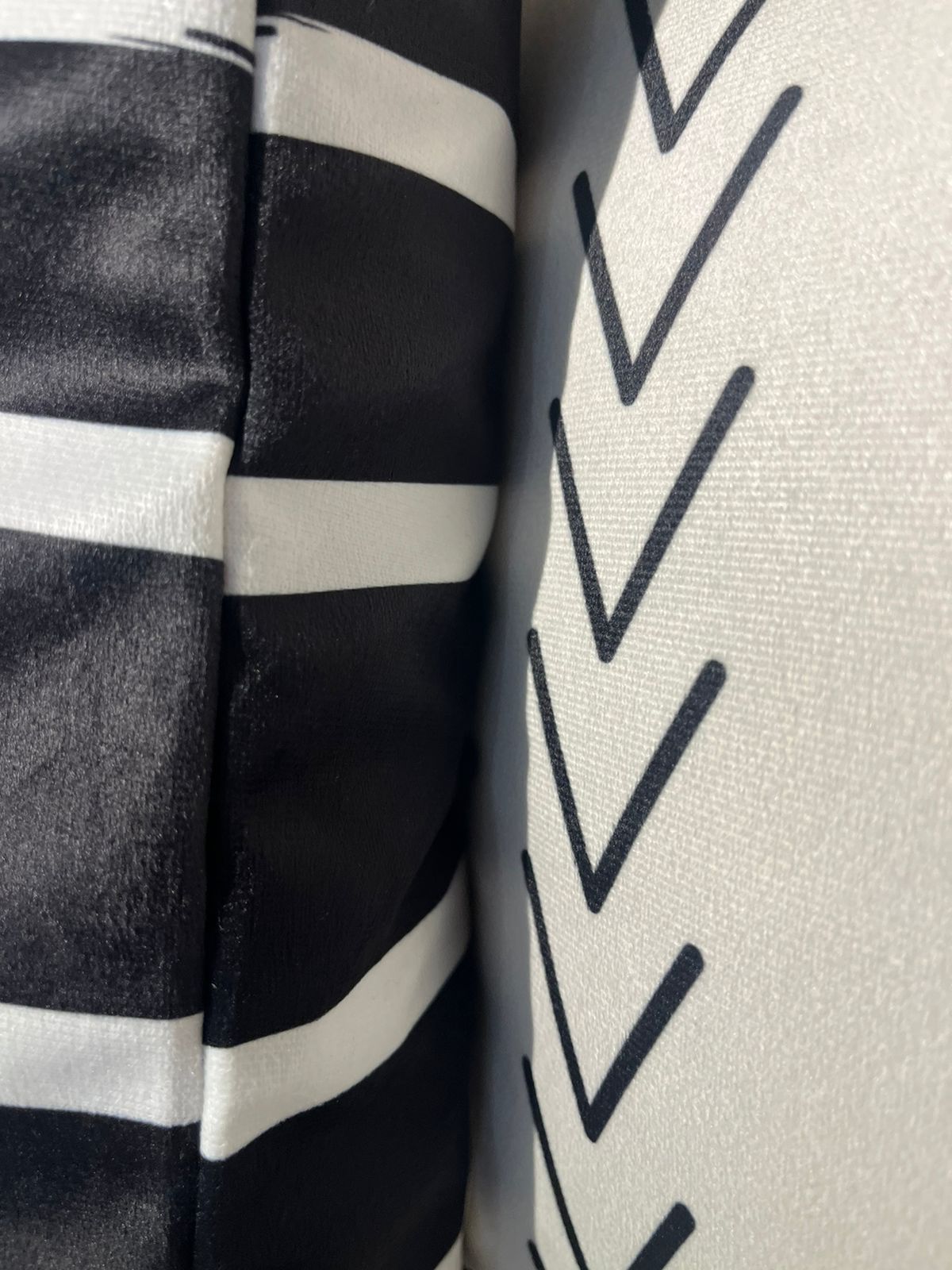 Cojin Blanco y negro Microfibra Trazos